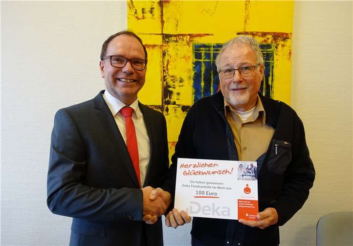 Vermögensberater Thomas Boden übergab dem glücklichen Gewinner in Asbach seinen Preis.