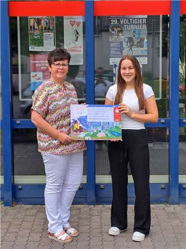 Vermögensberaterin Kerstin Eppers aus Heimbach-Weis freute sich mit ihrer Kundin und überreichte den Gewinn gerne.  Foto: Sparkasse Neuwied