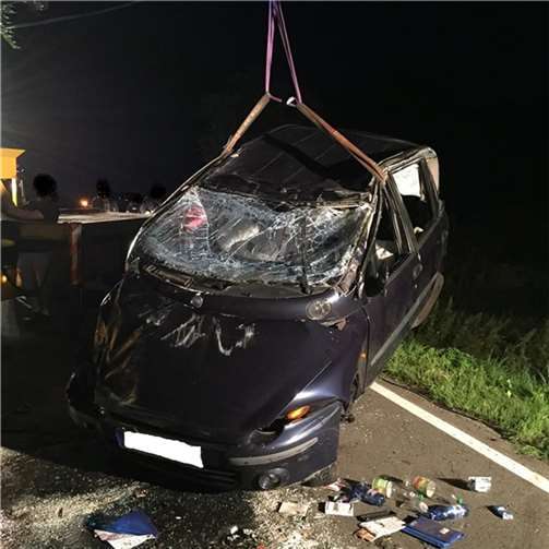 Vermutlich aufgrund überhöhter Geschwindigkeit, kam das Fahrzeug des 20-Jährigen von der Fahrbahn ab und überschlug sich mehrfach. Foto: Polizei