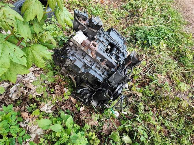Vermutlich stammt der Motorblock aus einem Pkw der Marke Citroen.  Foto:Polizei