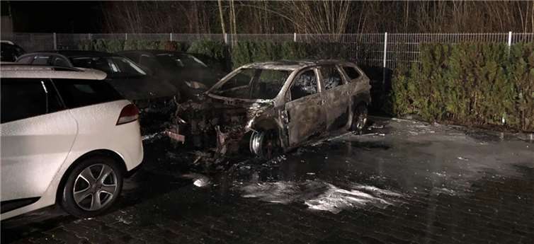 Vermutlich wurde eines der Fahrzeuge auf dem Gelände des KFZ-Handels vorsätzlich in Brand gesetzt. Foto: Polizei