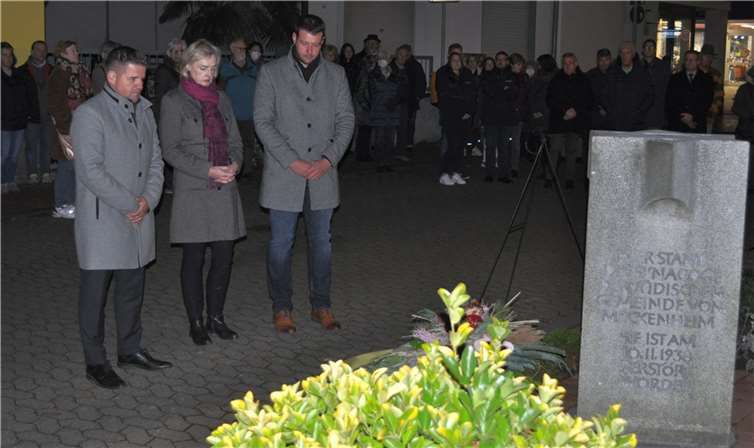 Verneigen sich in tiefer Demut vor den Opfern der Pogromnacht, von links Bürgermeister Holger Jung, die erste stellvertretende Bürgermeisterin Ariane Stech und der zweite stellvertretende Bürgermeister Tobias Pötzsch.Foto: Stadt Meckenheim