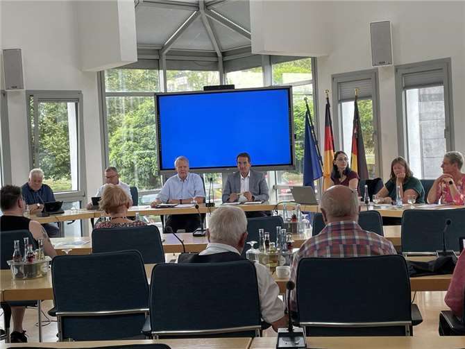 Seniorenbeirat der VG Weißenthurm diskutiert Ernährung, Pflege und ÖPNV Vernetzung, Beratung und Teilhabe waren im Fokus der Sommer-Sitzung. Fotos: VG Weißenthurm / Katharina Demleitner