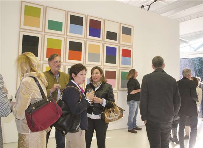 Vernissage-Gäste vor Günther Förgs 23-teiliger Arbeit „Le Corbusier“. HG
