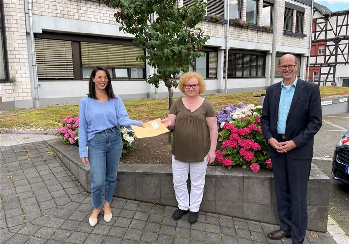 Vero Rott vom Freundeskreis überreicht Flüchtlingskoordinatorin Barbara Schmitz und Bürgermeister Jan Ermtraud den Scheck ihres Freundeskreises. Foto: Verbandsgemeinde Bad Hönningen