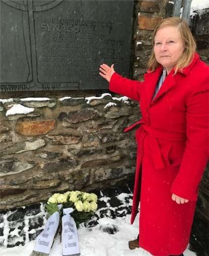 Veronika Aubel am Denkmal. Foto: privat