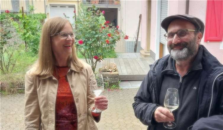 Veronika Raß, Pastoralreferentin im pastoralen Raum Cochem-Zell, und Klaus Stülp, Winzer in Kaimt. Foto: Klaus Mertens
