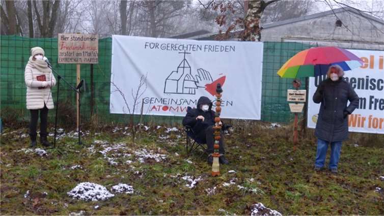 Ein Kleiner König auf der Friedenswiese Veronika Raß. Rüdiger Lancelle. Dr. Elke Koller. Foto: Klaus Mertens