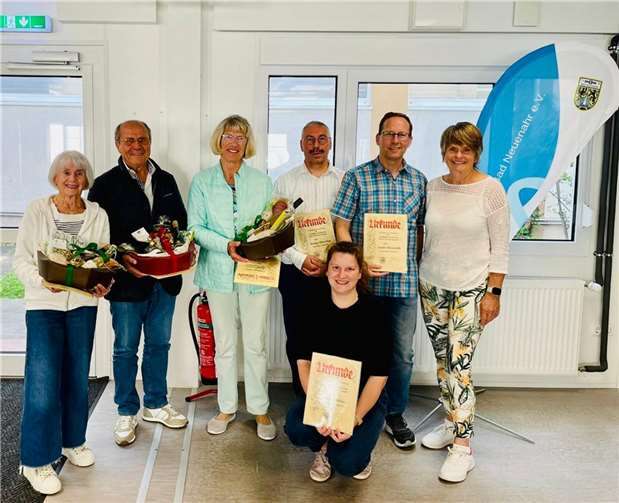 Veronika Steger (Ressortleiterin Spiel und Sport) zeichnete die anwesenden Jubilare aus, von links Rente Steinborn, Mohamed Badoui, Irmgard Kettermann, Markus Denschlag, Michelle Weber und Sandro Montebello. Foto:privat