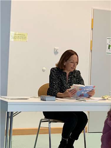 Veronika Wiggert bei ihrer Lesung in der St. Martin-Schule in Remagen. Fotos: privat