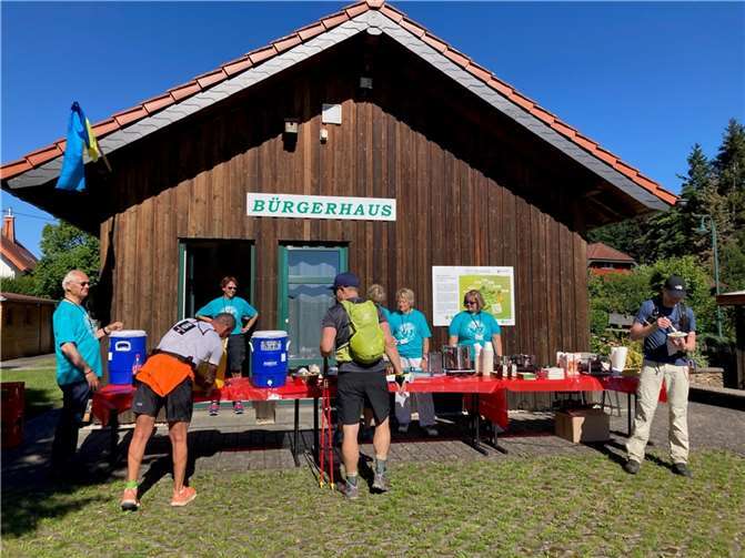 Verpflegungsstand am Bürgerhaus in Lind-Plittersdorf. Hier konnten sich die Teilnehmenden u.a. mit Nudeln mit Pesto, Porridge mit Bananen und Ahornsirup sowie Getränken stärken.