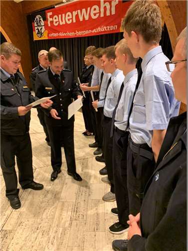 Verpflichtung der Anwärter (innen) durch den Bürgermeister.