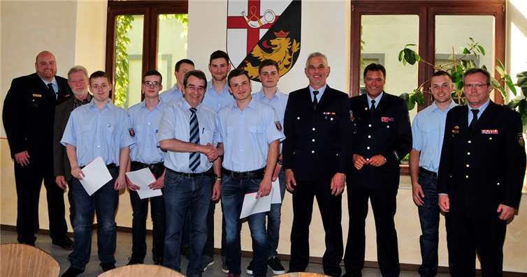 Verpflichtung (v. l.): LJFW Matthias Görgen, OB Lothar Stenz, Julian Bauer, Patrick Bauer, Sebastian Kallon, VG-BM Helmut Probst, Paul Görgen, Jan Hulshof, Peter Görgen, WF Thomas Equit, KJFW Günter Hammes, JFW Christian Ahnen, KFI Berthold Berenz.Axel Görgen