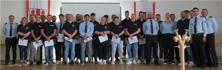 Verpflichtungen der neuen Feuerwehrfrauen und Feuerwehrmänner in der Verbandsgemeinde Kaisersesch.  Fotos:VG Kaisersesch/Daniela Steffes