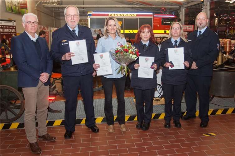 Verpflichtungen und Entpflichtungen (von links): Bürgermeister Volker Mendel, Dieter Stein, Daniela Stein, Laetitia Langhardt, Melanie Langhardt und Wehrleiter Alexander Neuer.