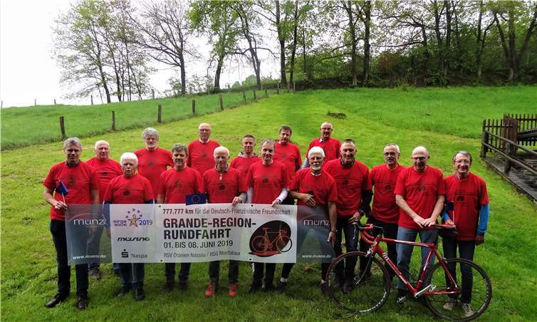 Versammelten sich vor der traditionsreichen „Kirmesrundfahrt“ in Daubach zum Mannschaftsfoto: die deutschen Mitglieder der Equipe France mit den neuen Tour-T-Shirts zur am 1.6. startenden Grande-Region-Rundfahrt. Quelle: Equipe France