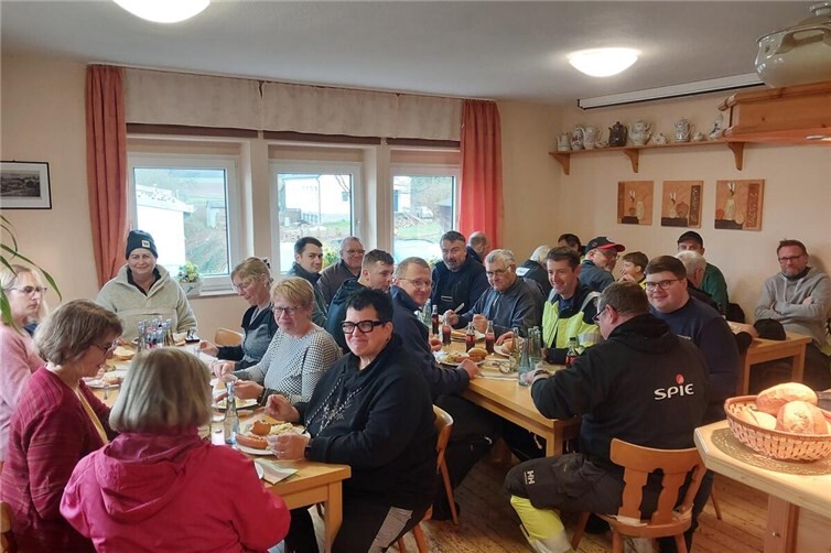 Versammlung der Helferinnen und Helfer des Arbeitseinsatzes in Elgert