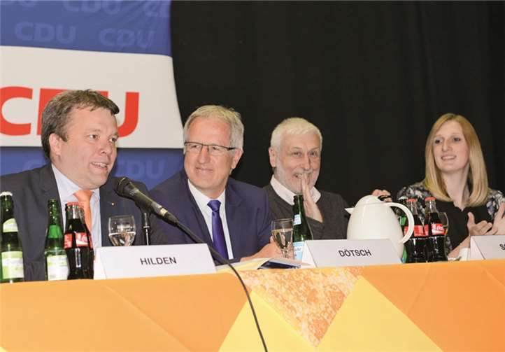 Versammlungsleiter Jörg Hilden führt durch die Versammlung.