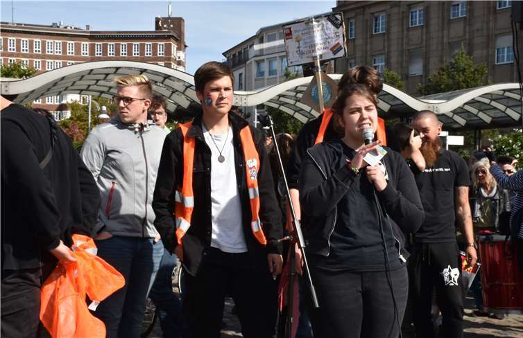 Versammlungsleiterin Rieke Post forderte zu einer friedlichen Demo auf und das hatte Erfolg.