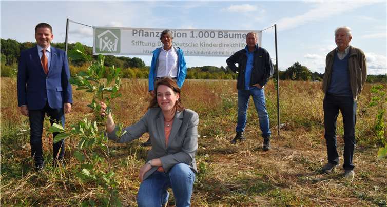 Verschaffen sich auf dem Pflanzfeld einen Eindruck von den Setzlingen, von links: der Erste Beigeordnete Holger Jung, Dr. Kathrin Gittek und Norbert Schaffrath (beide DKD), Christoph Dirksen (Wilhelm Ley GmbH) und Volker Kretschmar (DKD).Foto: Stadt Meckenheim