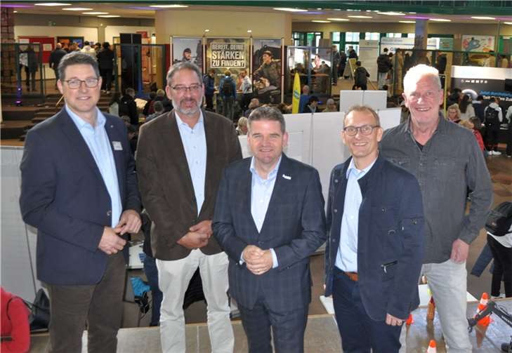 Verschaffen sich einen Eindruck vom Berufsinformationstag, von links: Dirk Bahrouz, Thorsten Bottin, Bürgermeister Holger Jung, Wirtschaftsförderer Dirk Schwindenhammer und Peter Hauck.  Quelle: Stadt Meckenheim