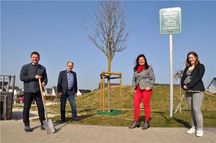 Verschaffen sich einen Eindruck von den gepflanzten Klimabäumen, von links: Bürgermeister Holger Jung, Heinz-Peter Witt, Lydia Bauer und Michaela Kempf. Foto: Stadt Meckenheim