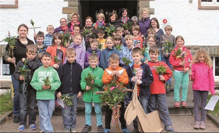 Verschieden Aktionen, wie das gemeinsame Binden und Verzieren eigener Palmkreuze, gehörten zu dem erlebnisreichen Wochenende, dass die Kommunionkinder aus der Grafschaft in Jünkerath verbrachten. privat