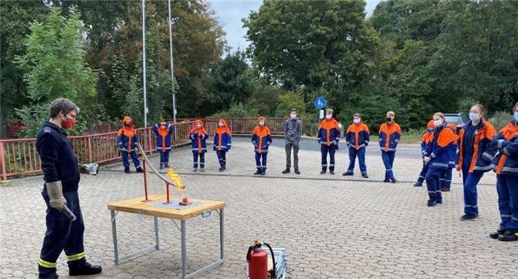 Verschiedene Experimente führten die Betreuer der Jugendfeuerwehr Plaidt durch, um so das Brandverhalten verschiedener Stoffe und deren Gefährlichkeit zu demonstrieren.Foto: Jugendfeuerwehr Plaidt