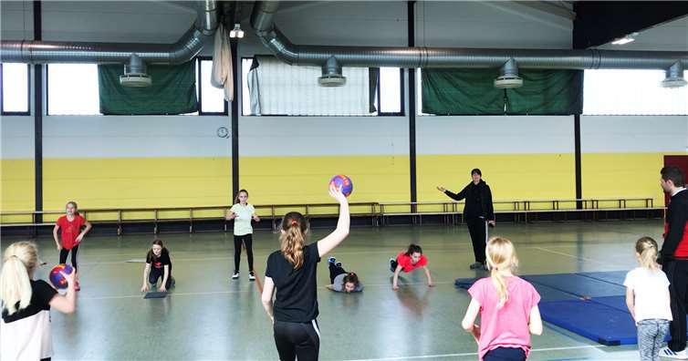Verschiedene Falltechniken wurden auf Matten, Teppichfliesen und schließlich auf dem Hallenboden trainiert.  Daniel Heuer