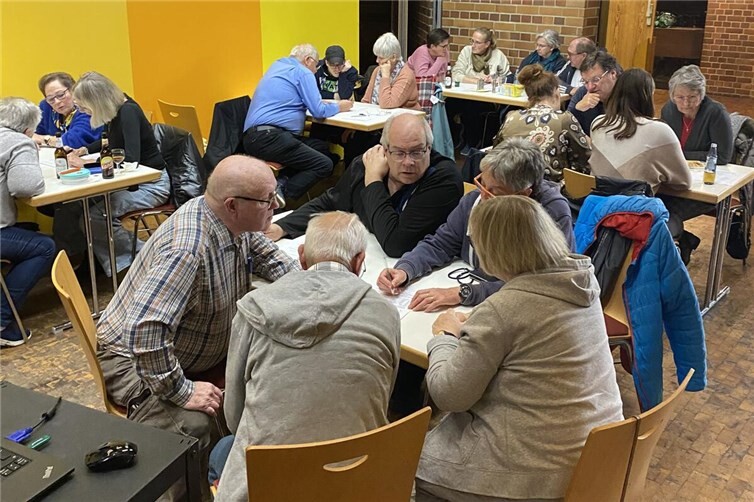 Beim Kolping-Pub-Quiz „rauchten“ die Köpfe Verschiedene Generationen und Persönlichkeiten versuchten ihr Rate- und Wissensglück beim ersten „Kolping Pub-Quiz“. Fotos: Th. Schneider