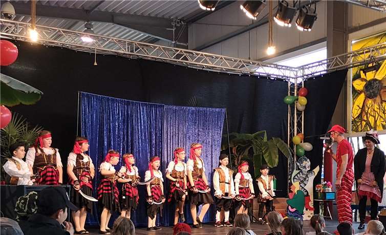 Verschiedene Kindertanzgruppen stellen bei der Kindersitzung ihr Können unter Beweis.