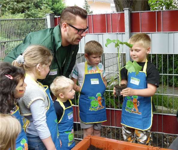 Verschiedene Pflanzen wie Eisbergsalat, Lollo Rosso, Rote Beete, Gurken und Kohlrabi wurden den Kindern vorgestellt.