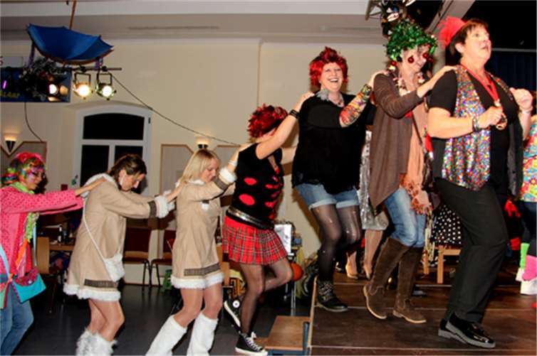 Verschiedene Sketche, vorgetragen von der kfd, sorgten für Lacher im Bürgerhaus. privat