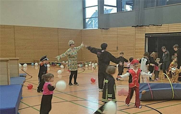 Verschiedene Sportstationen animierten die verkleideten Junioren zum Mitmachen.