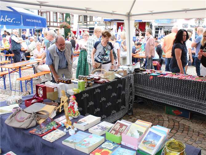 Verschiedene Stände boten unter anderem Eine-Welt-Artikel und Bücher an.