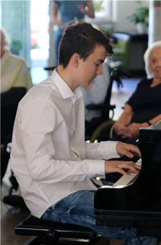 Verschiedene Stücke wurden auf dem Flügel gespielt.