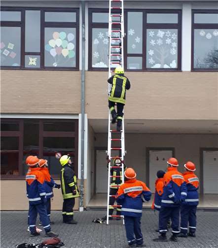 Verschiedene Techniken des Kletterns und Sicherns wurden an den Leitern geprobt. Foto: privat