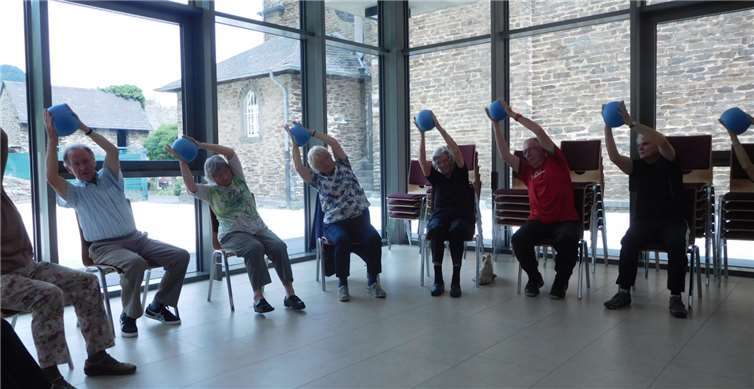Verschiedene Übungen mit dem Pilatesball wurden zur Kräftigung der Muskulatur eingesetzt. privat