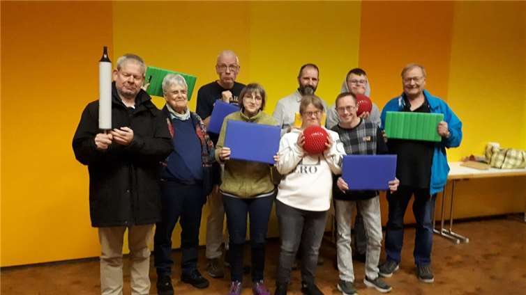 Verschiedene Utensilien verwendete der „Treff 81“ beim lustigen Spieleabend im Pfarrzentrum am Europaplatz.  Foto: C. Schreiner