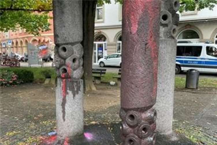 Verschmiertes Denkmal am Petah-Tikva-Platz in der Stadtmitte von Koblenz.Foto: Polizei
