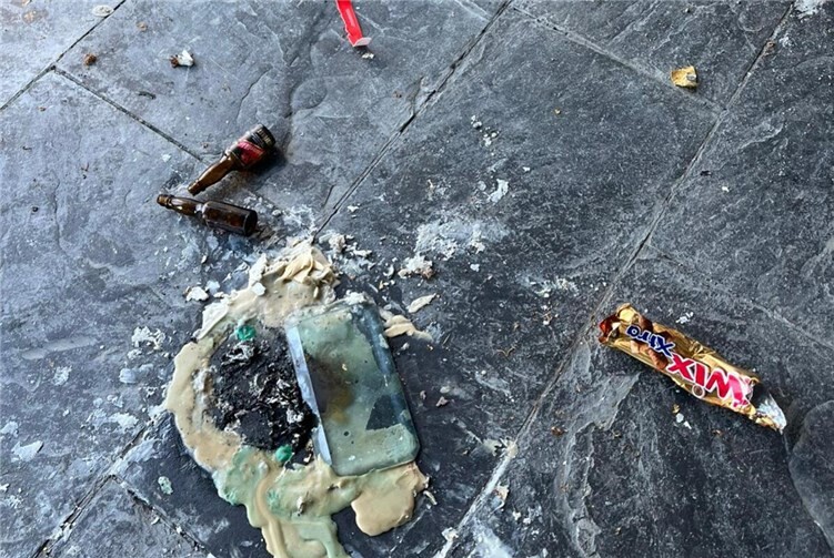 Verschmutzter Bereich auf dem Vorplatz der Verabschiedungshalle