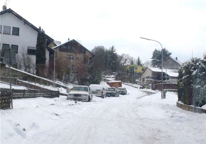 Verschneite Straßen mit Gefälle bedeuten oft: kein Durchkommen für die schweren MüllfahrzeugeKreisverwaltung Ahrweiler