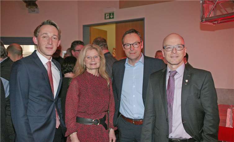 Versicherten neben vielen anderen dem OB-Kandidaten Dirk Meid (r.) nach seinen überzeugenden Ausführungen ihre volle Unterstützung im Wahlkampf (v.l.): MdL Marc Ruland, die ehemalige städtische Beigeordnete Martina Luig-Kaspari und Staatssekretär Dr. Alexander Wilhelm.Fotos: WE