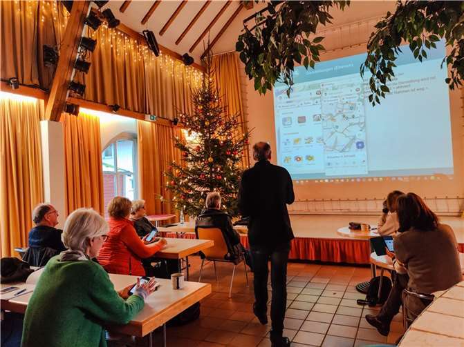 Versiert wie immer, erklärte Matthias Ress, ehrenamtlicher Digitalbotschafter Rheinland-Pfalz, den Teilnehmern und Teilnehmerinnen die Welt der Navigation und wurde dabei in den praktischen Umsetzungsphasen des Workshops tatkräftig von Werner Münzel und Edelgard Blum, ebenfalls beide ehrenamtlich und ausgebildete Digitalbotschafter, unterstützt. Foto: privat