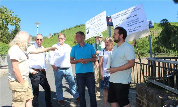 Versierte Erläuterungen gab Wolfgang Schlagwein (li.). Peter Diewald (2.v.l.), Daniel Köbler (Mi.) und Christoph Scheuer (re.).