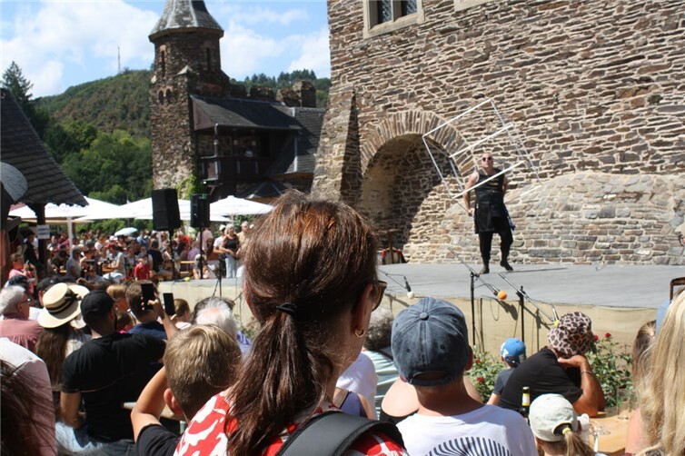 Versierte Jongleure und amüsant agierende Gaukler sorgten beim tollen Mittelalterfest auf der Reichsburg für Kurzweil.