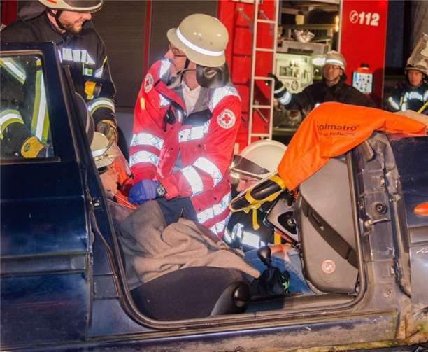 Versorgung einer eingeklemmten Person durch das DRK nach der technischen Rettung durch die Feuerwehr.