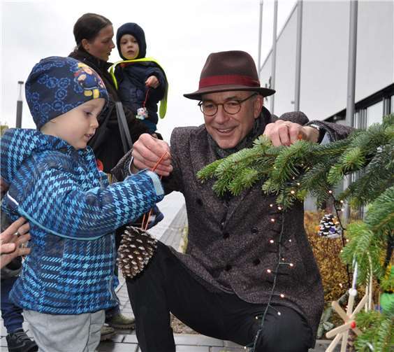 Verstärkung beim Weihnachtsbaumschmücken erhielt Bürgermeister Bert Spilles wie in jedem Jahr von Kindern der Meckenheimer Kitas. Foto: Stadt Meckenheim