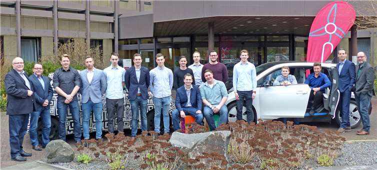 Verstärkung für das Verteilnetz – die frischgebackene Nachwuchskräfte freuten sich mit ihren Ausbildern und Gästen über den Abschluss der Ausbildung bei Westnetz in Saffig.Westnetz