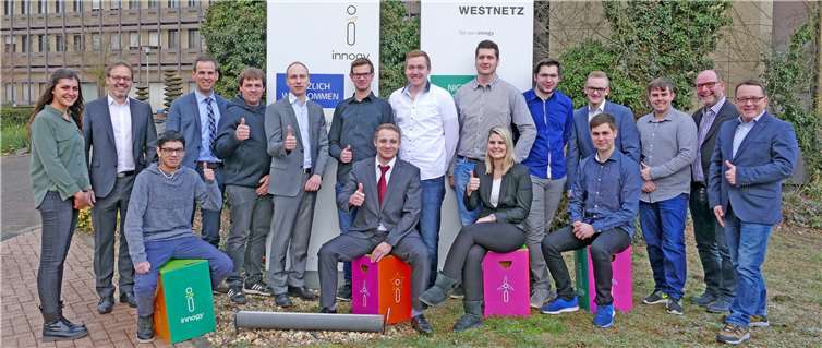 Verstärkung für das Verteilnetz – die frischgebackenen Nachwuchskräfte freuten sich mit ihren Ausbildern und Gästen über den Abschluss der Ausbildung bei Westnetz in Saffig. Foto: Westnet